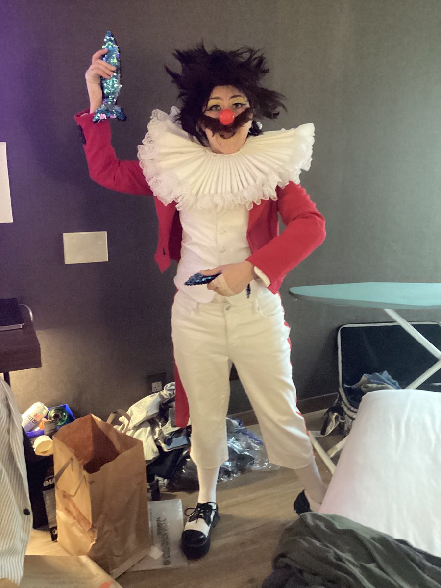 Lew Zealand is about to hit the floor at @dragoncon ! 
Catch him flinging fishes (and costume pieces) tonight at the puppet slam! 

#nerdlesque #burlesque #puppetry #muppets #muppets70