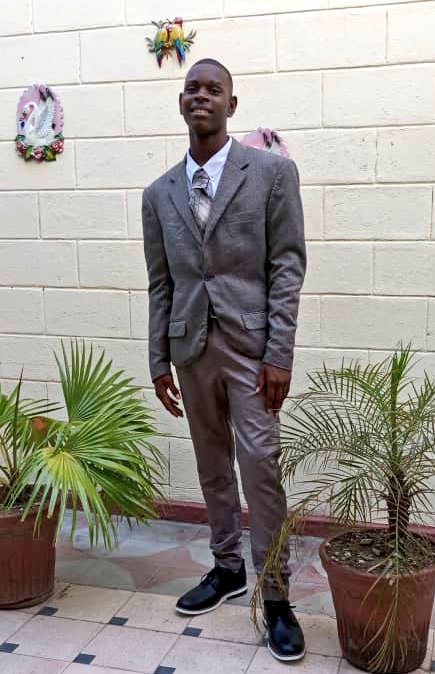 Hoy hay fiesta en el Hogar Infantil de San Mateo, en #SantiagoDeCuba. 
Este jovencito hermoso cumple 15 años, rodeado del amor de las trabajadoras y los niños de la institución, su gran familia.
¡¡¡Felicidades, Jesús 🎉!!!
#CubaEsAmor