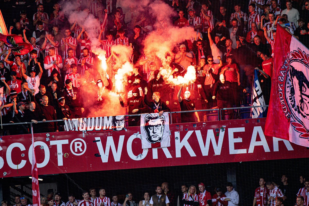 rasmus1885's tweet image. Fuld ild igen fra de medrejsende AaB-fans igen i dag 🙏🔥 Man får sgu lidt fomo af at stå på afstand og se det hele, men det er en kæmpe ære at have muligheden for at dokumentere det hele 📸🔴⚪️ #rfcAaB #SuperAaB