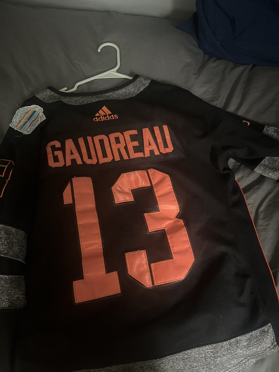 simplejack401's tweet image. Dug up this sweater I got when I was 15 off an amazon seller. Never losing this fake material #ForJohnny