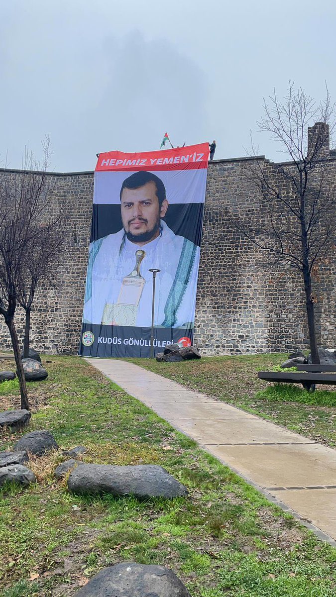 Dr_Lojinalhsani's tweet photo. كنا نقول #الحوثي فخر العرب، لکن عندما شاهدت صورة #السيد_عبد_الملك_الحوثي على جدران #اسطنبول بكل قوة أقول الحوثي فخر العالم كله✌️🇾🇪✌️ https://t.co/lFBWFMAiBj