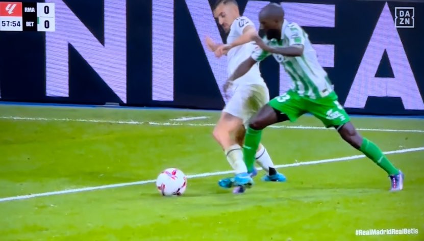 Tacon_Blanco's tweet photo. Pues en esta asquerosa competición esto no es penalty.  🤦‍♀️ https://t.co/CXC40J6dfm