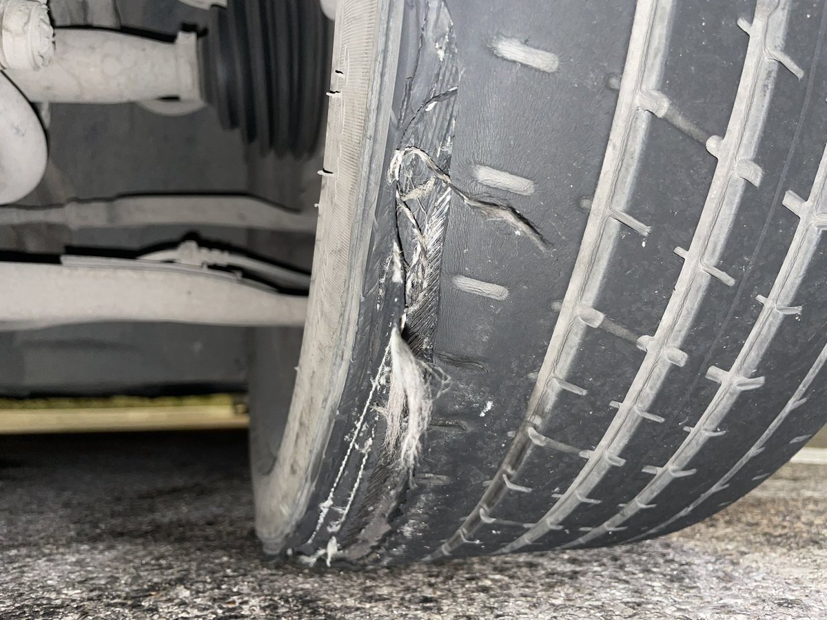 İstanbul - İzmir otoyolunda çukur vakası. O kadar para veriyoruz bir de çile çekiyoruz…