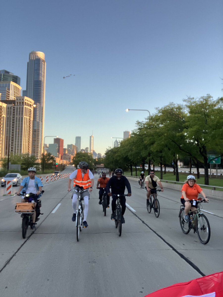A great #bikethedrive in Chicago today with <a href="/ChicagosMayor/">Mayor Brandon Johnson</a> and <a href="/activetrans/">Active Transportation Alliance</a>. Biking is a clean, affordable &amp; fun mode of transport, and Chicago has seen inspiring growth in cycling—the highest % in the 🇺🇸. The Netherlands is always happy to connect on cycling. 🇳🇱🚲🇺🇸