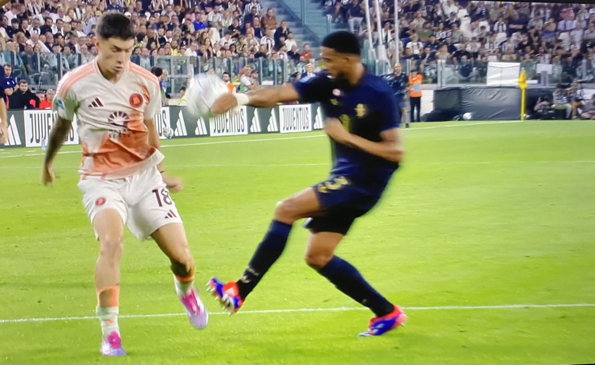 ZZiliani's tweet photo. Luca Marelli di DAZN dice che il check è durato poco perchè si trattava del classico rimpallo; secondo un'altra scuola di pensiero invece il check è durato poco perchè si trattava del classico fallo di mano in area di uno juventino.
N.B. Soulè non ha protestato perchè lì per lì, all'Allianz, un po' emozionato, pensava di essere ancora della Juve
#JuventusRoma