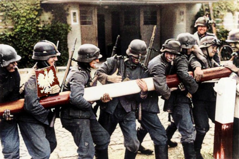 Пре 85 година 🎯
1. септембра 1939. године 
немачком 🇩🇪 инвазијом Пољске 🇵🇱 (Überfall auf Polen) започео је Други светски рат - највећи сукоб 💥 у целокупној људској историји! 😶