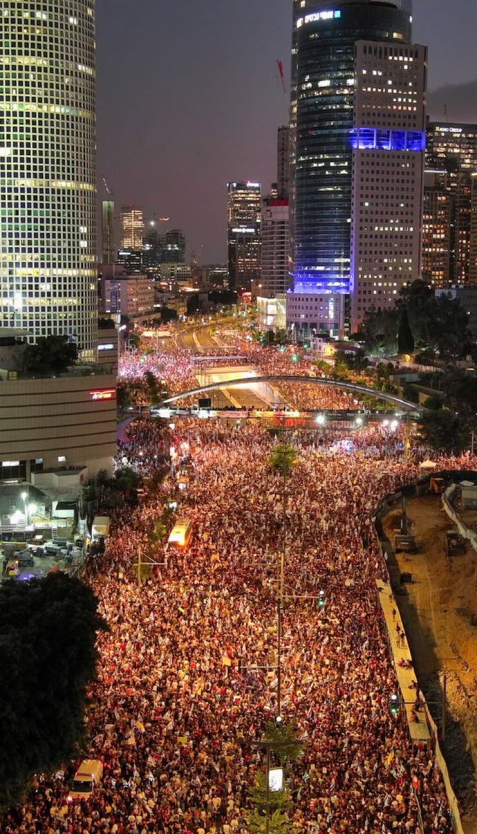 NOW: 🇮🇱 

Mass protest in Tel Aviv, Israel demanding Netanyahu resign and deal to be made to release all Israeli hostages.
