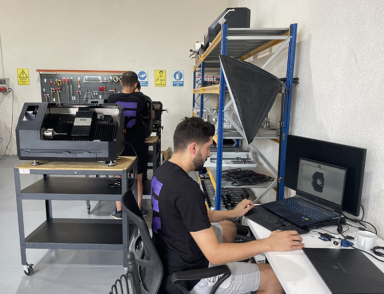 Bursa'da CNC makinesi imal eden 5 genç mühendis, ürettikleri masaüstü CNC makinelerini 32 ülkeye ihraç etmeye başladı.