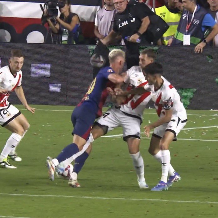 lautarodeIcampo's tweet photo. Es increible la doble vara que se maneja en la Liga Española y siempre es a favor del Real Madrid, pero cuidado, después le llaman mística.
Son exactamente los mismos contactos, las mismas jugadas, pero siempre el perjudicado es el Barcelona.

Cada uno sacará sus conclusiones. https://t.co/djTS0dE5xB