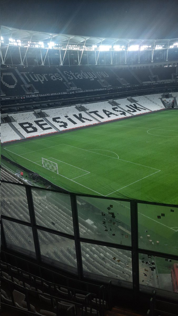 Boş sahayı izlemek Bülent Uygun'un ne oynattığı belli olmayan takımından daha keyifli. Bu gece Camarası Emrah Başsanını alıp gitsin.
#bülentuyguni̇stifa 
#BJKvSİV
