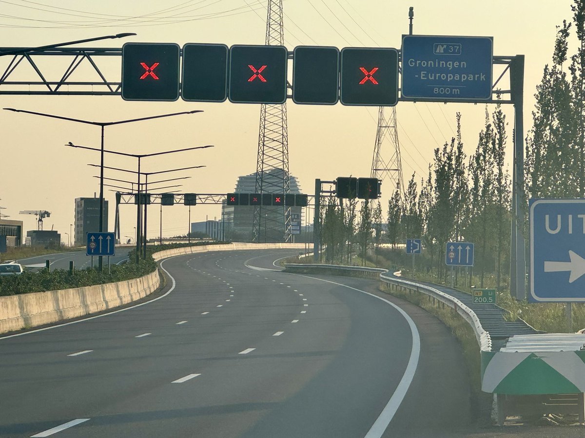 📍Julianaplein #Groningen | Vandaag was het eindelijk zover, de opening van de verdiepte ligging! De oude en tevens ook vertrouwde Julianaplein is compleet verdwenen. Daarvoor is een modern knooppunt voor teruggekomen. Weggebruikers veel rijplezier gewenst! <a href="/RWSverkeersinfo/">Rijkswaterstaat Verkeersinformatie</a>