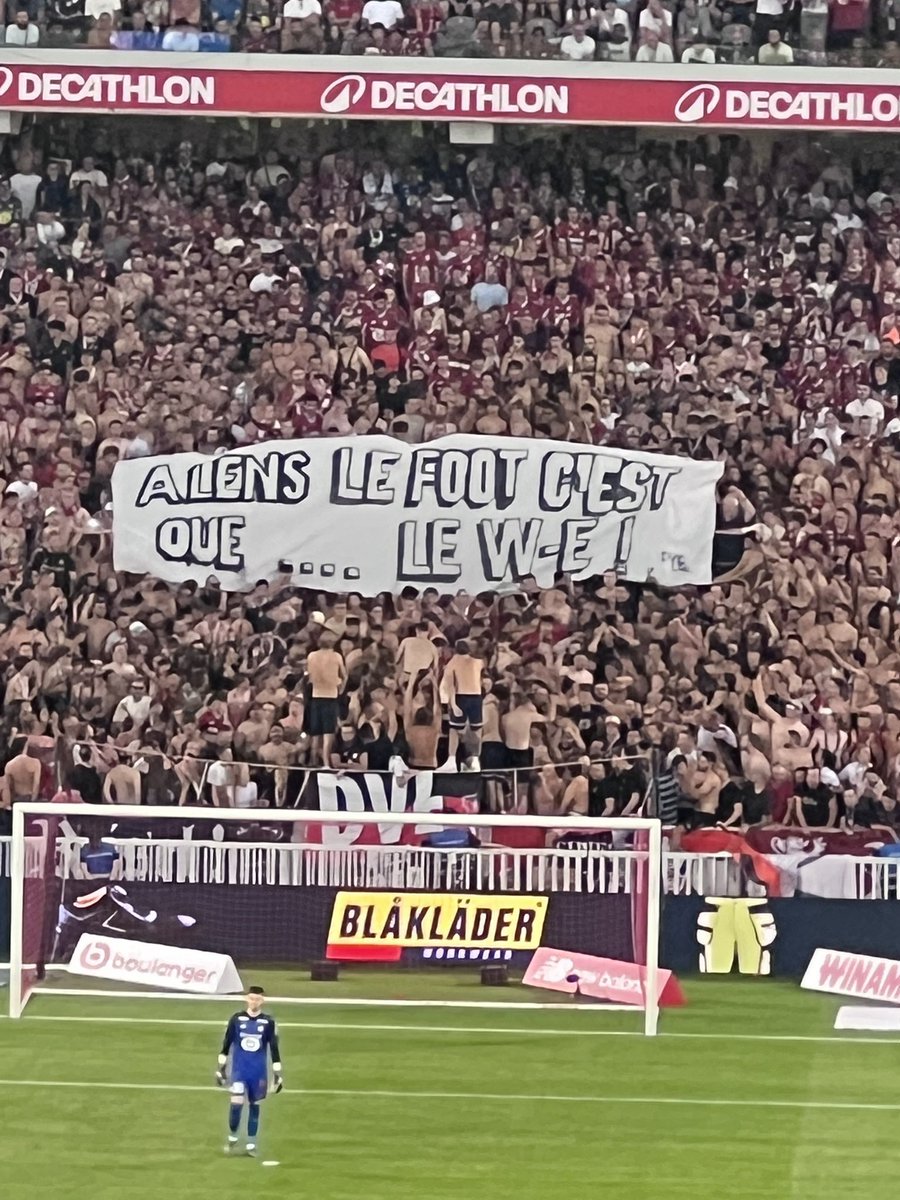 ActuL1_'s tweet photo. 🚨 Banderole des supporters lillois :

« À Lens le foot c’est que… le week-end ! » 😅

📸 @Julien_27LS https://t.co/k2U8q8MBg6