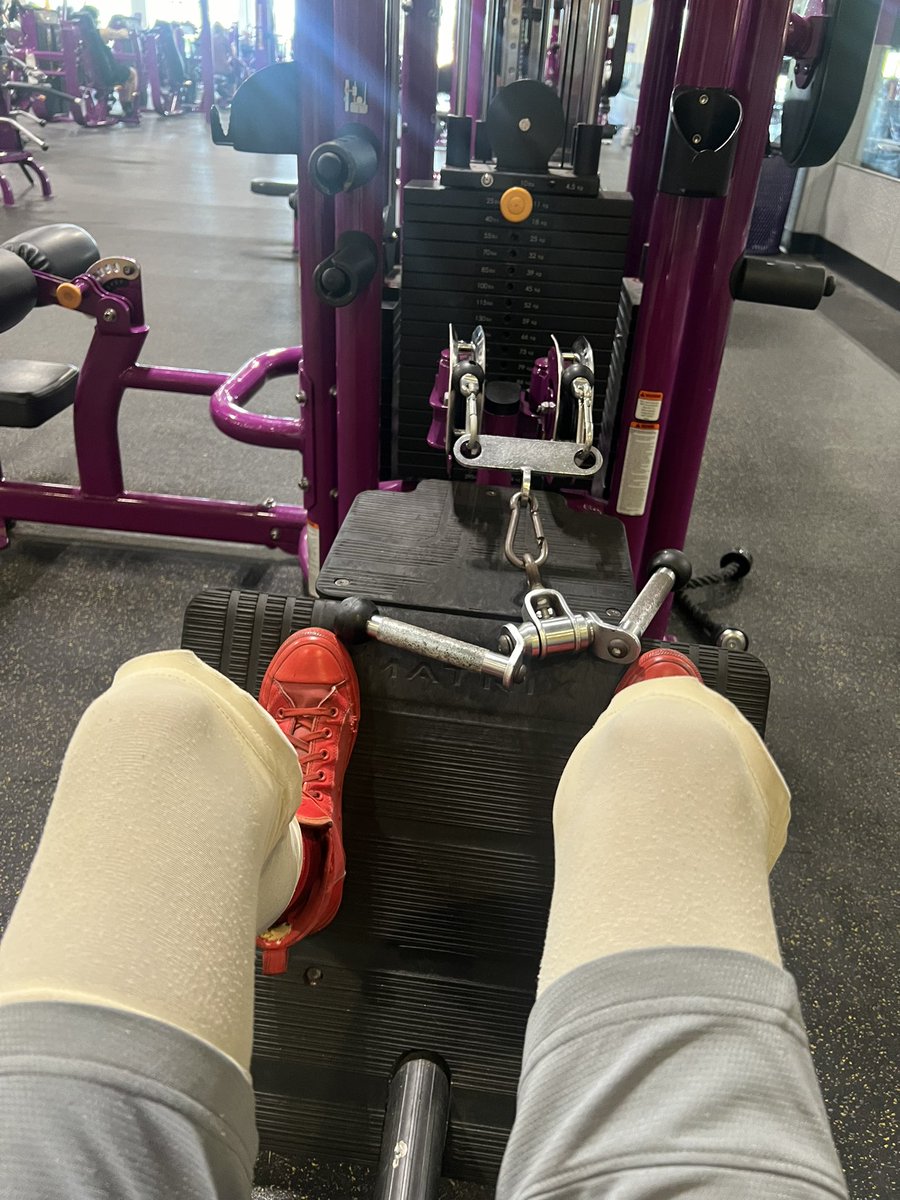 bdh1563's tweet photo. Gym Flow to start my 3 day weekend off through Tuesday bc of holiday much needed lets get it! Be blessed everyone and keep faith in whatever you want in life ๐๐ช๐!! #GodCanDoIt https://t.co/jRX5PKE8YO