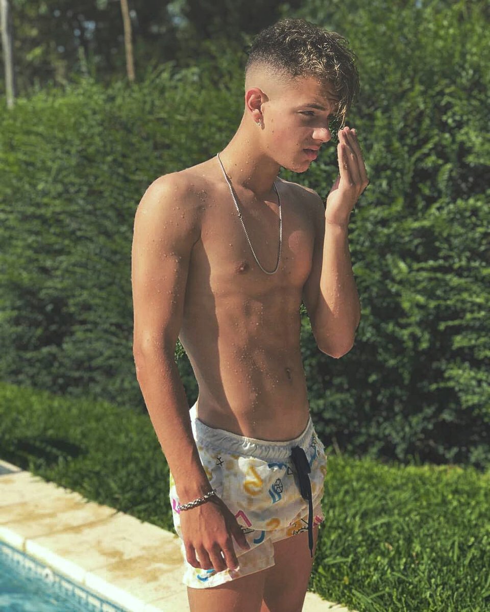 نحنُ نتعافى يومًا تلو الآخر..
نتقبّل الحقائق التي أوجعتنا سابقًا.
نتوقّف عن الهروب منها..
و نفتخر أنّنا مررنا بها و لم تُغيرنا
مازال القلب يتسع للحبٌِ..
مازالت النّفسُ تبذلُ الخير دون إنتظار المُقابل

مازال النقاء غايتنا..
و مازال السّلام أجمل أُمنياتنا..

مساااااااااء السعادة ❤️