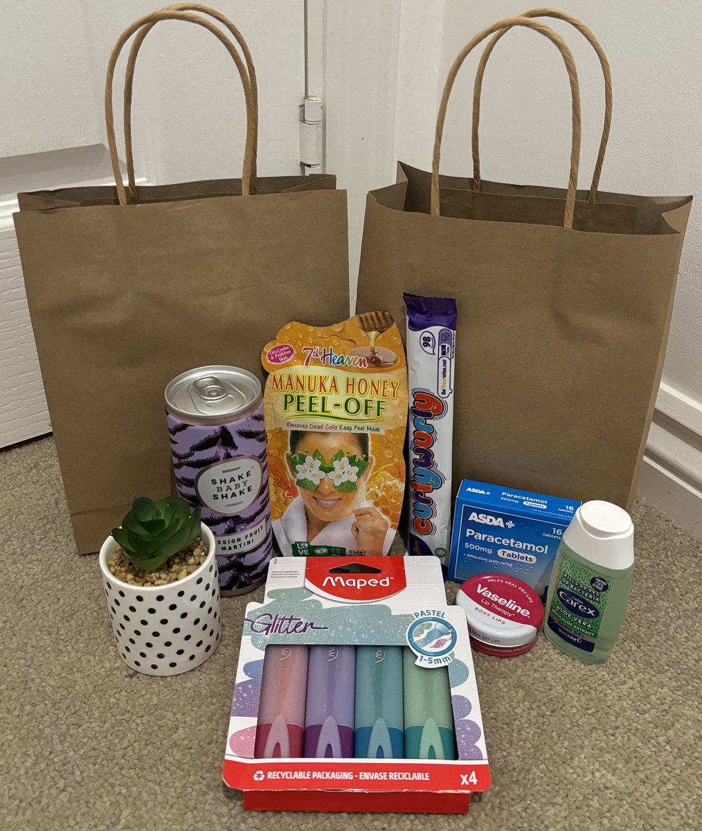 MrsHanratty08's tweet image. Just finished these little back to school care bags for the adults who work in my room. Always nice to feel appreciated no matter how small the gesture and it worked that there were two spare cocktails for me!!! 😂🍹
#hlta #teachingassistant #appreciated