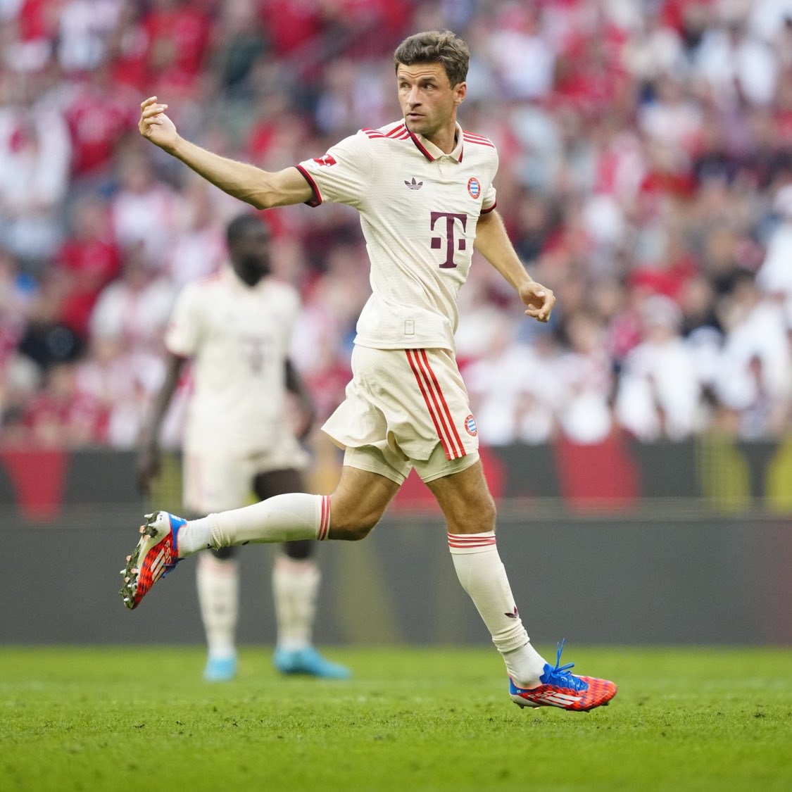 Verneige dich vor der Legende!  <a href="/esmuellert_/">Thomas Müller</a> 🙏🙏