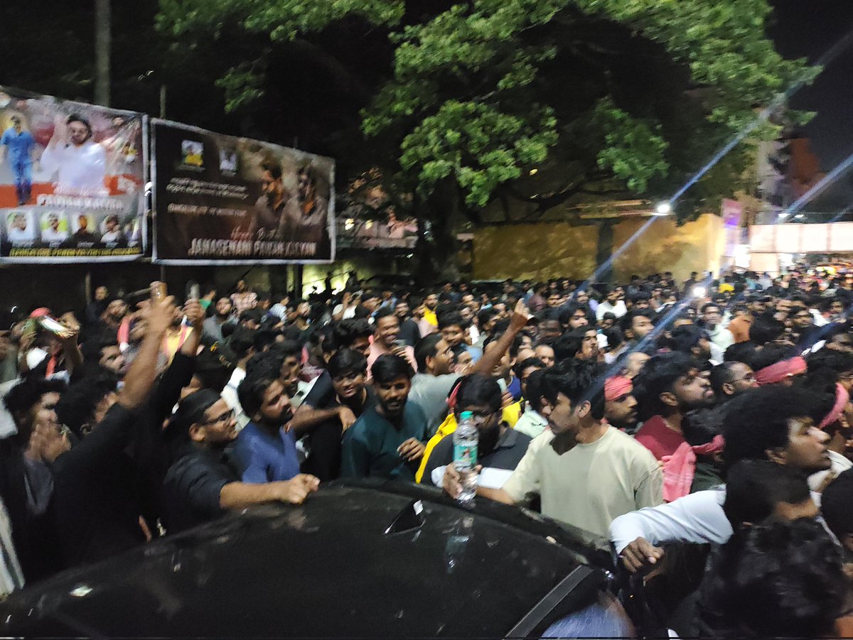 BangalorePKfans's tweet photo. Sandhya Theatre Madiwala 🥵💥

Bangalore PK Fans are Erupting..

 #PawanKalyanBdayCelebrations #GabbarSingh4K  #TheyCallHimOG https://t.co/T5TvzVL2g2