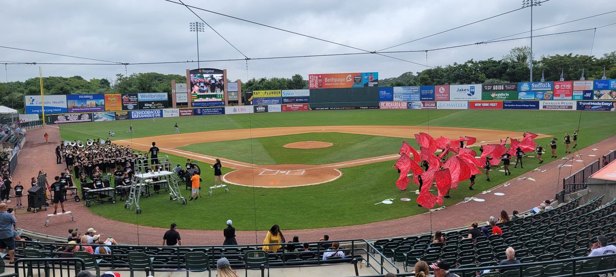 MineolaFineArts tweet media