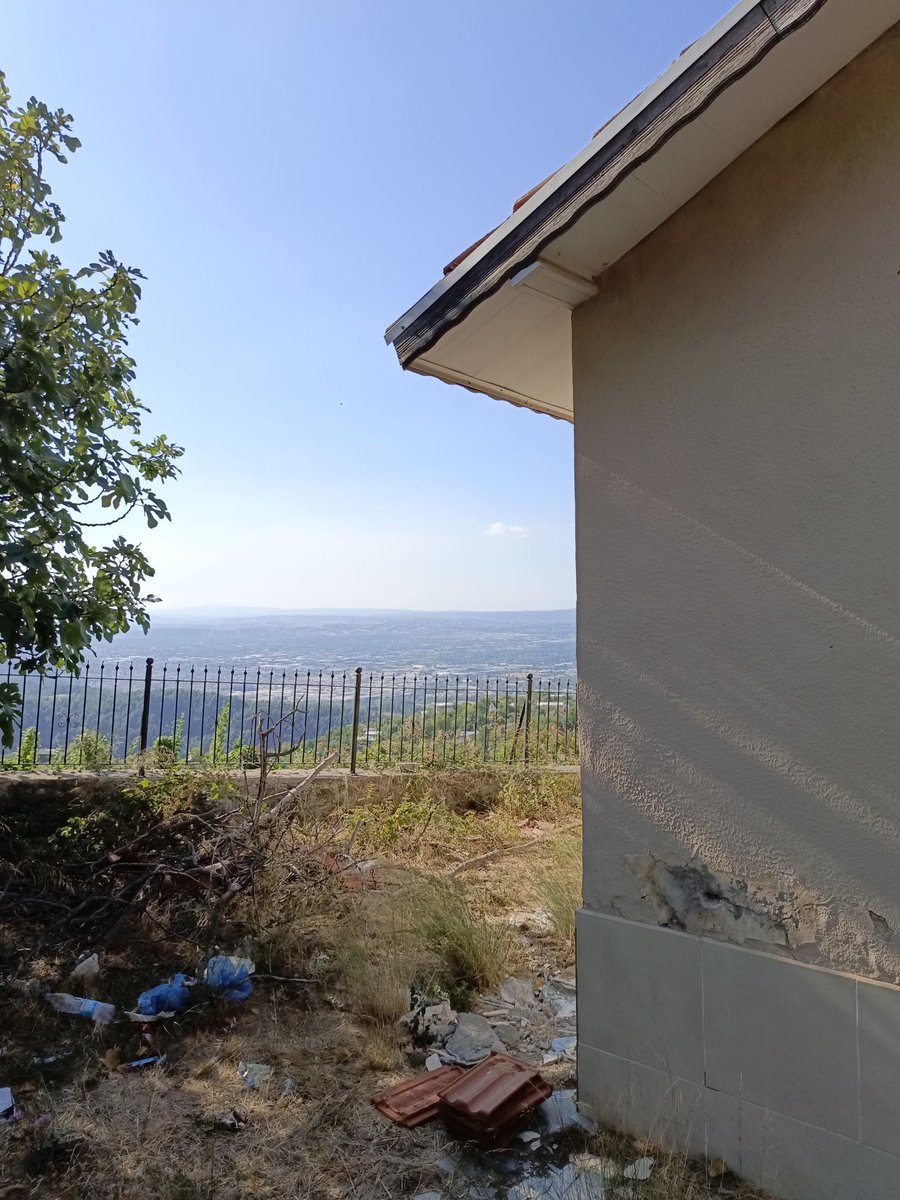 SedatGencler16's tweet photo. HAYIRDIR MÜDÜR BEY KENDİNİZE YAZLIK MI YAPIYORSUNUZ
Dağyenice köyündeki Milli Emlak'a ait Bursa manzaralı lojmanın tadilatını okul yaptıran hayırseverlere yaptırarak emekliliğinizde keyif mi süreceksiniz
 @leventkuruoglu
@Yusuf__Tekin
@BursaValiligi 
@bursailmem16 
@Alireisoglu34 https://t.co/MYbUFg8lZu