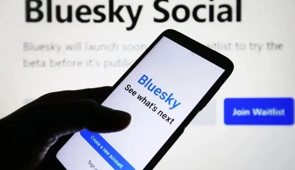 MundoJava5's tweet image. Bluesky alcança mais de 1 milhão de usuários em 3 dias e ultrapassa o Threads como o aplicativo número 1 em downloads na Google Play e App Store...
📲 blog.mundojava5.com/2024/09/bluesk…
@pfrazee
#bluesky #news #notícias #twitter #x