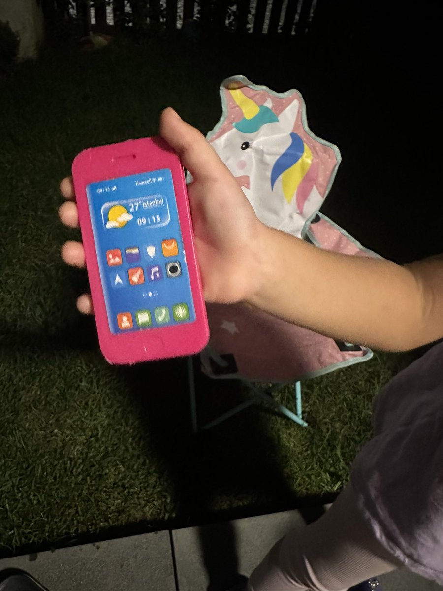 Anne hangisi whatsapp? 

(Oyuncak tel üreticileri güncelleyin lütfen kendinizi ya da kolaysa siz gelin sende yok yavrum diyin)

Yeşil olan kızım 🙃