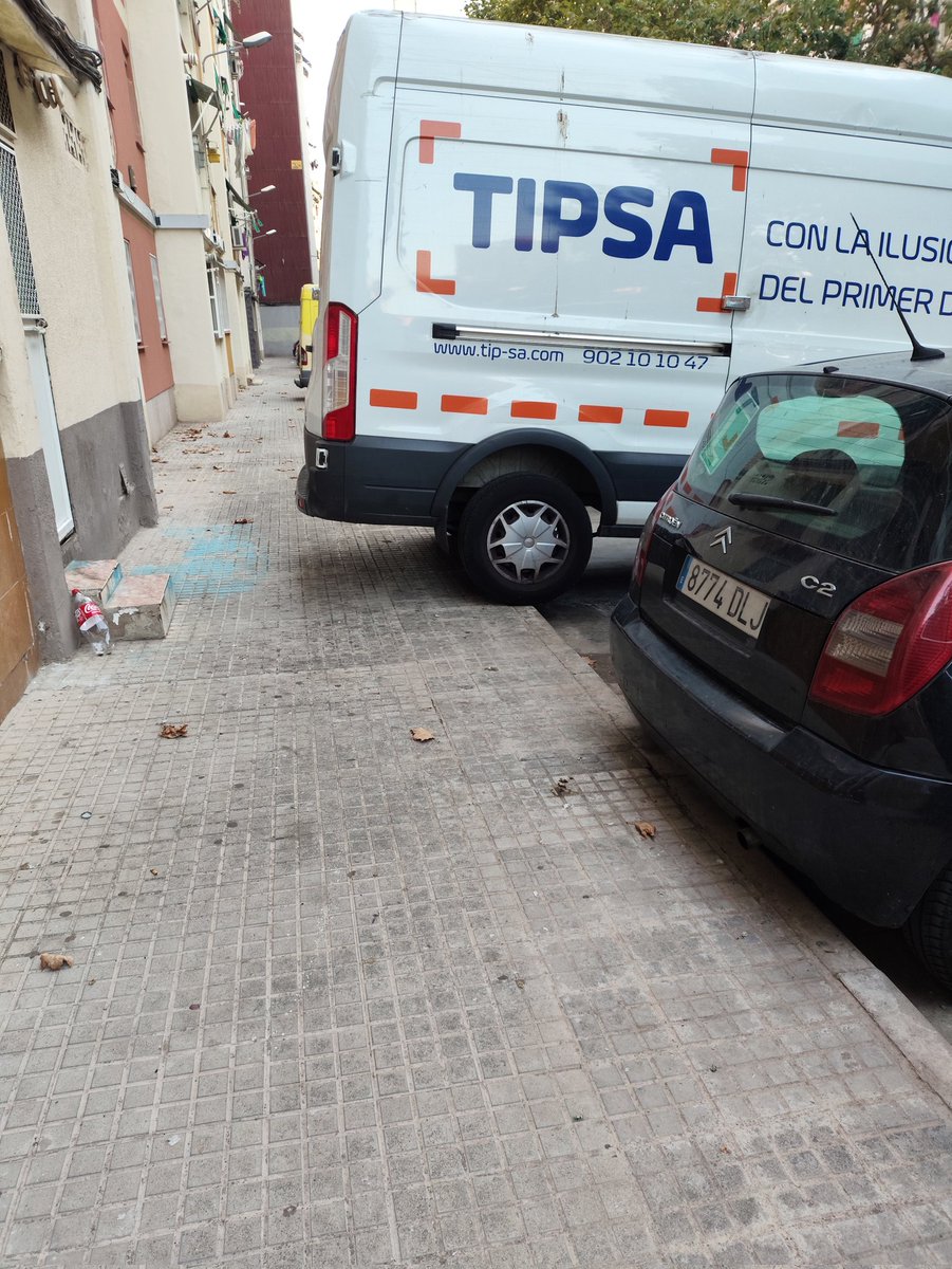torresblancoa's tweet photo. @apropcornella  una pregunta esta furgoneta está bien aparcada detrás de la calle fresno? https://t.co/pXqK0bOzt7