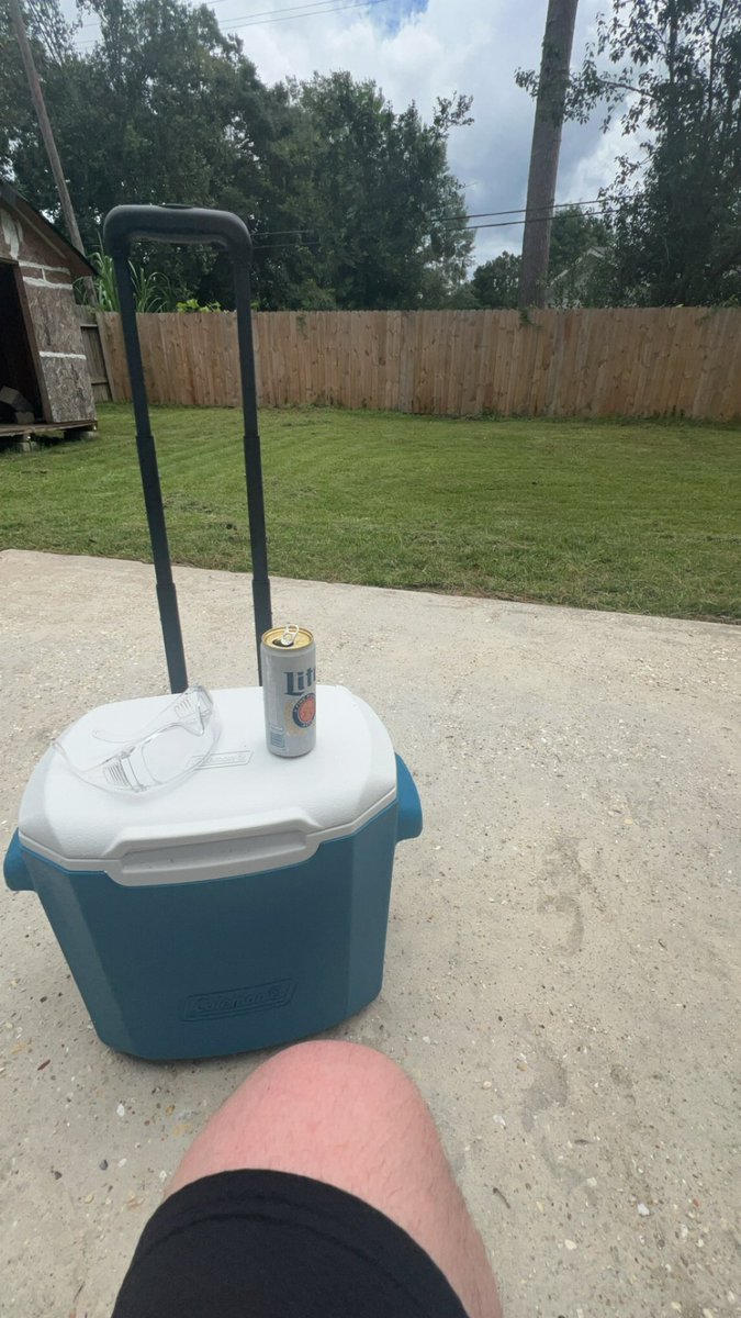 BayouBets225's tweet photo. PSA:
I have a magic trick for you:
If you listen to Boat Drinks by @jimmybuffett while cutting grass, 3 beers magically disappear!
Try it! ๐๏ธ๐ป๐๏ธ
#BubblesUp #PopATop https://t.co/SO015XugLo