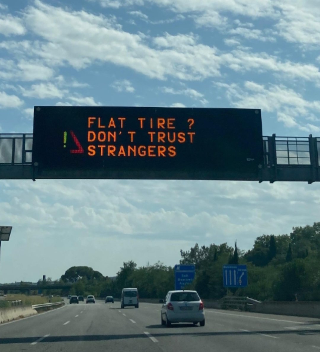 Has vist aquests cartells a l'AP-7?

"Alerta robatoris, si veus algú en problemes, no t'aturis!" 🧶