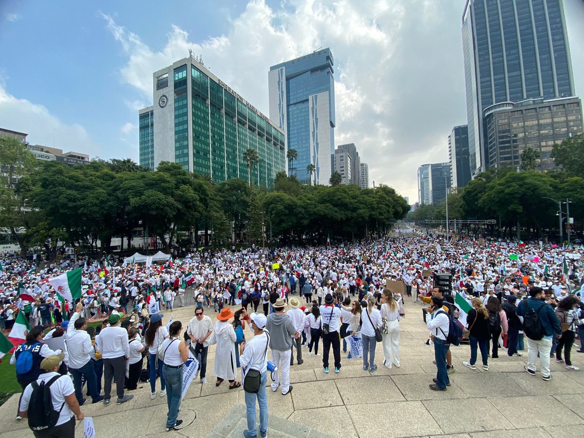 LauraMex's tweet photo. ¡Que emoción ver a nuestros jóvenes defender nuestra democracia!
¡No se rindan!!! 

#NoALaReformaAlPoderJudicial
#MorenaElGobiernoMasCorruptoDeMexico https://t.co/KzqT5yDp9e