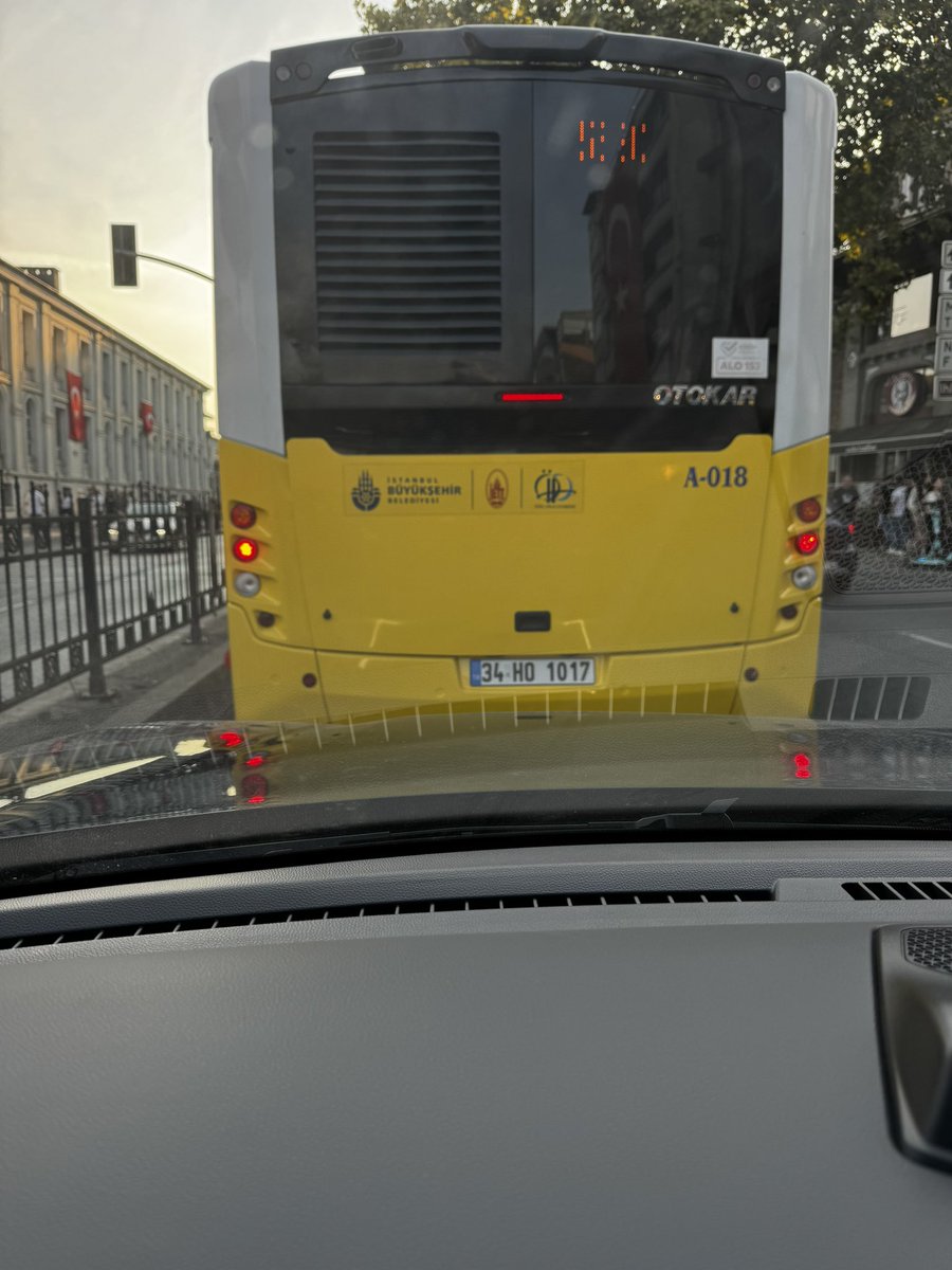 Levent Dokuzer (@leventdokuzer) on Twitter photo Bence en az taksiler kadar ciddi bir sorun da sari otobus soforleri. Korkunc arac kullaniyorlar, carpmak pahasina solluyorlar, boyutlarina bakmadan hareket ediyorlar. Bu mesela ondeki otobusu sollamak icin bana carpmak pahasina onume cikti <a href="/4444154/">İBB Ulaşım Yönetim Merkezi</a> hepsi ciddi egitimden gecmeli Bence en az taksiler kadar ciddi bir sorun da sari otobus soforleri. Korkunc arac kullaniyorlar, carpmak pahasina solluyorlar, boyutlarina bakmadan hareket ediyorlar. Bu mesela ondeki otobusu sollamak icin bana carpmak pahasina onume cikti <a href="/4444154/">İBB Ulaşım Yönetim Merkezi</a> hepsi ciddi egitimden gecmeli