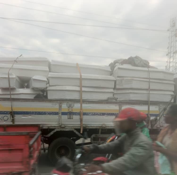 SimaroNgongoMba's tweet photo. LA TENSION MONTE DANS LES RUES DE GOMA CE DIMANCHE SOIR. DES #JEUNES BARRICADENT DÉJÀ TOUTES LES #GRANDES #ARTÈRES DES QUARTIERS POPULAIRES. 
CE SOIR, À LA STATION #MUTINGA, DE GROSSES PIERRES VIENNENT D’ÊTRE PLACÉES SUR LES ROUTES LES PLUS FRÉQUENTÉES. 

- Alors qu’un convoi de cercueils venait d’être aperçu sur les routes principales de la ville de GOMA pour le transport de corps achetés par PETER @CIRIMWAMI à des familles diversement contactées, des jeunes congolais membres des mouvements citoyens viennent d’entrer en danse avec des préparatifs accélérés de la journée décrétée “ville morte”. 

- ⁠Plusieurs avenues sont déjà bloquées par des quantités suffisantes de pierres, en prélude des manifestations annoncées par les groupes de pression et des mouvements pro-démocratie. 

- ⁠La population de #GOMA a déjà vidé les rues principales par crainte d’éventuels affrontements entre les forces armées et les mouvements citoyens. Plusieurs magasins et marche de fortune ont dû fermer dans la précipitation. 

« LA JOURNÉE DE CE LUNDI 2 SEPTEMBRE 2024 SERA DIFFICILE À GOMA »
