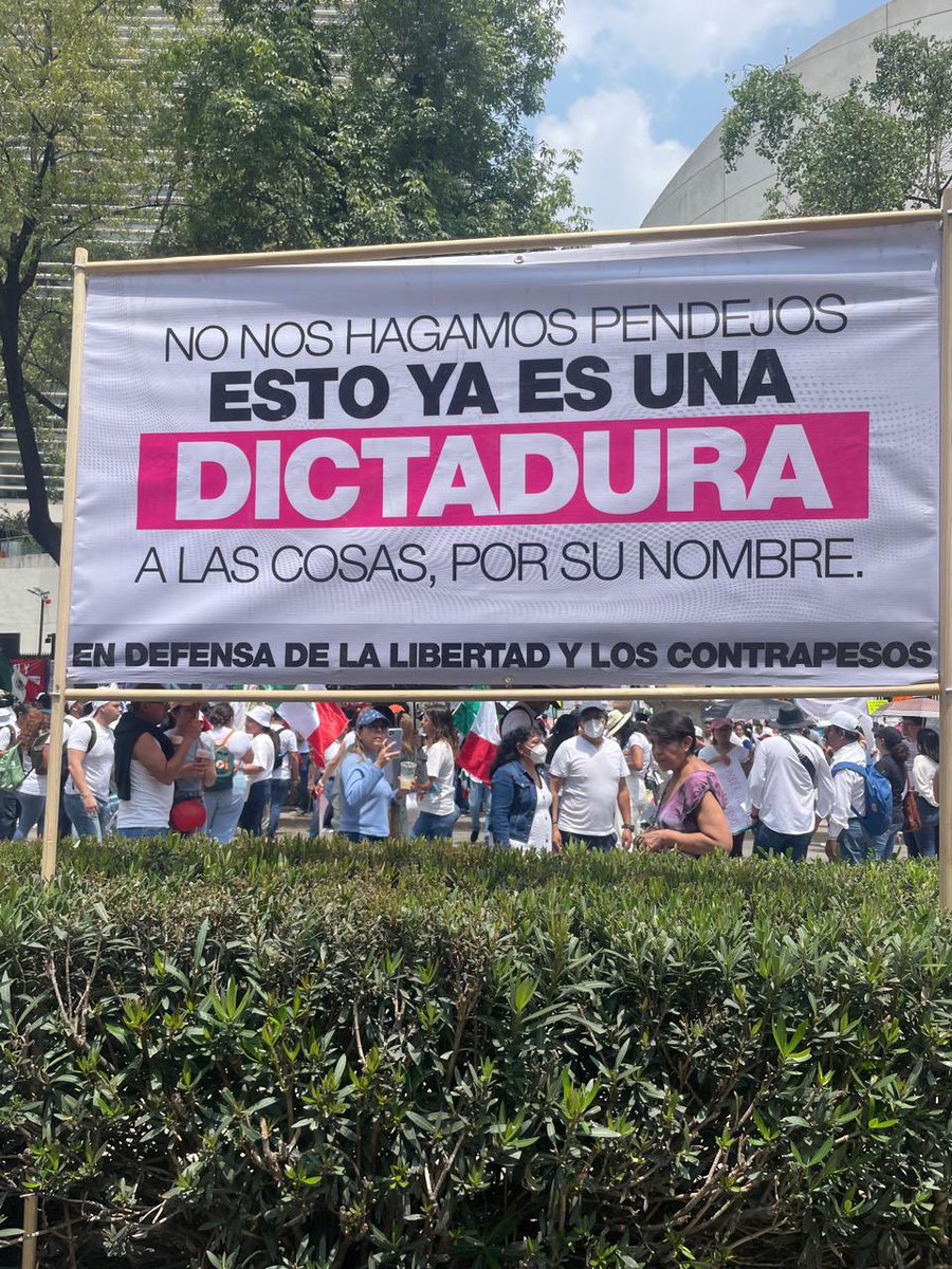 LauraBruges's tweet image. “No nos hagamos…. esto ya es una dictadura, a las cosas por su nombre”, entre las mantas y cartulinas de los estudiantes que salieron a marchar vs la #ReformaAlPoderJucial