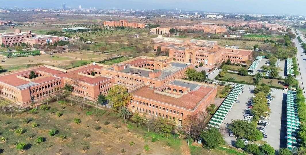 IIUI_OFFICIAL's tweet photo. بین الاقوامی اسلامی یونیورسٹی طلبا کو ہاسٹلز میں پرامن ماحول کی فراہمی اور غیر قانونی عناصر کی بے دخلی کو یقینی بنانے کے لیے پرعزم ہے جس بابت عملی اقدامات اٹھاے گئے ہیں ۔
جامعہ کی اس شفاف اور میرٹ پر ترتیب دی گئ پالیسی پر کچھ غیر قانونی عناصر حواس باختہ ہو کر نہ صرف عدلیہ کے فیصلے کی خلاف ورزی کر رہے ہیں بلکہ ایسے گھناؤنے الزامات کا سہارا لے رہے ہیں جن کے متعلق ایک مسلمان بات کرتے ہوے بھی کئ بار سوچتا ہے۔

انتظامیہ یہاں یہ واضح کرنا چاہتی ہے کہ ہاسٹل میں موجود سامان کی بابت خصوصی کمیٹیاں تشکیل دی گئ ہیں جو اپنا کام فرض شناسی سے کر رہی ہیں۔ ان کمیٹیوں نے سامان بحفاظت سنبھال کررکھا ہوا ہے جو کہ طلبا کے واپس آنے پر ان کے سپرد کر دیا جائے گا۔ ان کمیٹیوں کا مقصد ہاسٹلز میں موجود سامان کی حفاظت اور ذمہ داری سے منتقلی ہے لیکن کچھ ایسے عناصر جو بضد ہیں کہ غیر قانونی اور غیر متعلقہ ہونے کے باوجود انہیں ہاسٹلز میں جگہ دی جاے اس معاملے کو مذہبی رنگ دینا چاہ رہے ہیں ۔ 
نام نہاد سٹوڈنٹ ایکشن کمیٹی کے نام نہاد سربراہ احمد عبد اللہ بین الاقوامی اسلامی یونیورسٹی کے طالب علم ہی نہیں ہیں اور ان کا جامعہ یا ہاسٹلز کے معاملات سے کوئی لینا دینا ہی نہیں ۔ یہ نام نہاد  ایکشن کمیٹی صرف اور صرف غیر قانونی و غیر متعلقہ افراد کو دباو کے ذریعے جامعہ کے ہاسٹلز میں گھسانے کے لیے بنائی گئ ہے جس کا کوئی جواز نہیں۔   یاد رہے کہ عدلیہ نے بھی  یہی فیصلہ دیا ہے کہ بین الاقوامی اسلامی یونیورسٹی ہاسٹل سے غیر متعلقہ افراد کو نکالنے کا فیصلہ کرنے میں خود مختار ہے۔ یونیورسٹی نے بہترین تعلیمی ماحول کی فراہمی  اور آے روز تنظیموں کے جھگڑوں کے  خاتمے کے پیش نظر سالہا سال سے قابض غیر قانونی افراد سے ہاسٹلز کو واگزار کروایا ہے جو اب انتقامی رد عمل میں مذہبی تقدس کی پامالی کے بھی مرتکب ہو رہے ہیں اور کسی بھی سطحی رد عمل پر اتر آے ہیں۔

نام نہاد سٹوڈنٹ  ایکشن کمیٹی کے سربراہ احمد عبداللہ  اپنے ذاتی مقاصد کے لیے جامعہ کو بدنام کر رہے ہیں۔ انتظامیہ یہاں یہ بات واضح کر دینا چاہتی ہے کہ وہ ایسے جتھوں کےہاتھ یرغمال نہیں بنے گی جن کا ایجنڈا صرف تشدد ہے اور یونیورسٹی کے پرامن ماحول کو خراب کرنا ہے.