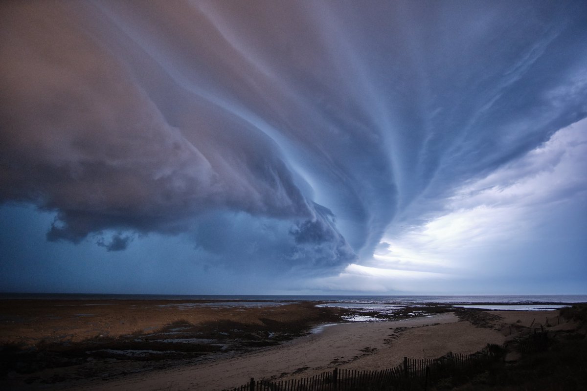 Arcus impressionnant hier, le 31/08, sur l’île de ré ! #orages