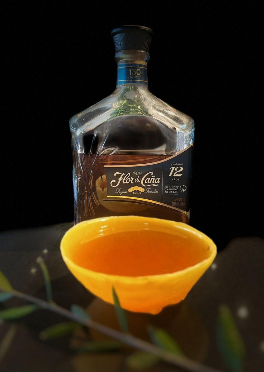 PuertoDeCuba's tweet photo. ✨Os presentamos 𝐋á𝐠𝐫𝐢𝐦𝐚𝐬 𝐝𝐞 𝐑𝐚✨ La propuesta de nuestro afamado bartender Curro Rubio para el #SustainableCocktailChallenge2024 de #FlordeCaña
Suave y envolvente, tiene como base el elegante sabor de 𝔉𝔩𝔬𝔯 𝔡𝔢 ℭ𝔞ñ𝔞. 
#LágrimasDeRa #Cocktail #flordecaña12 https://t.co/ybx3yCmywK