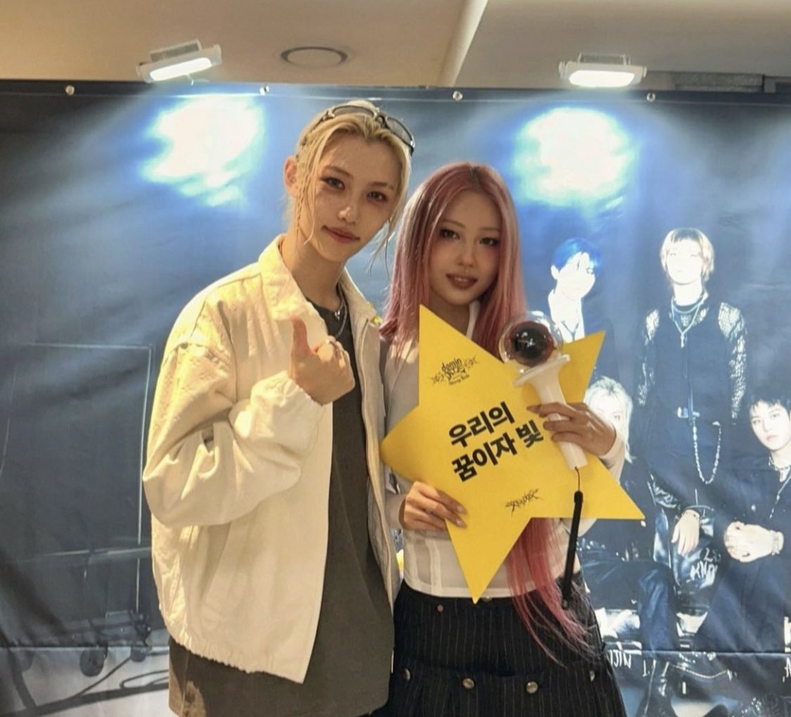 animogayyy's tweet photo. Si eres felixista, recuerda que Risabae es más felixista que tú, hasta lo maquilló y fue a verlo al concierto https://t.co/5nGHAISqrU