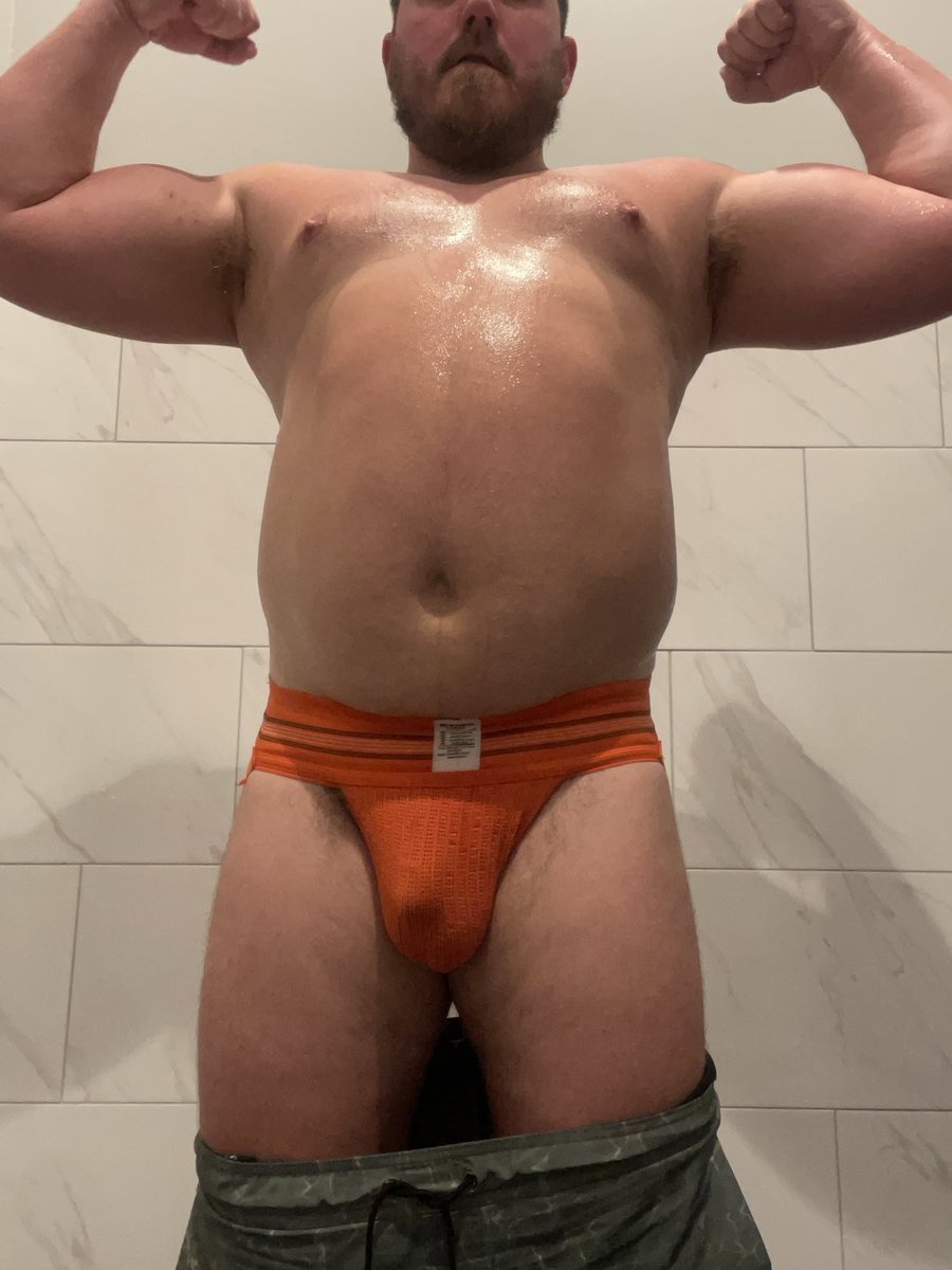Figured if I’m going to be reply to the sexy daddies on here, might as well have something for em to look at