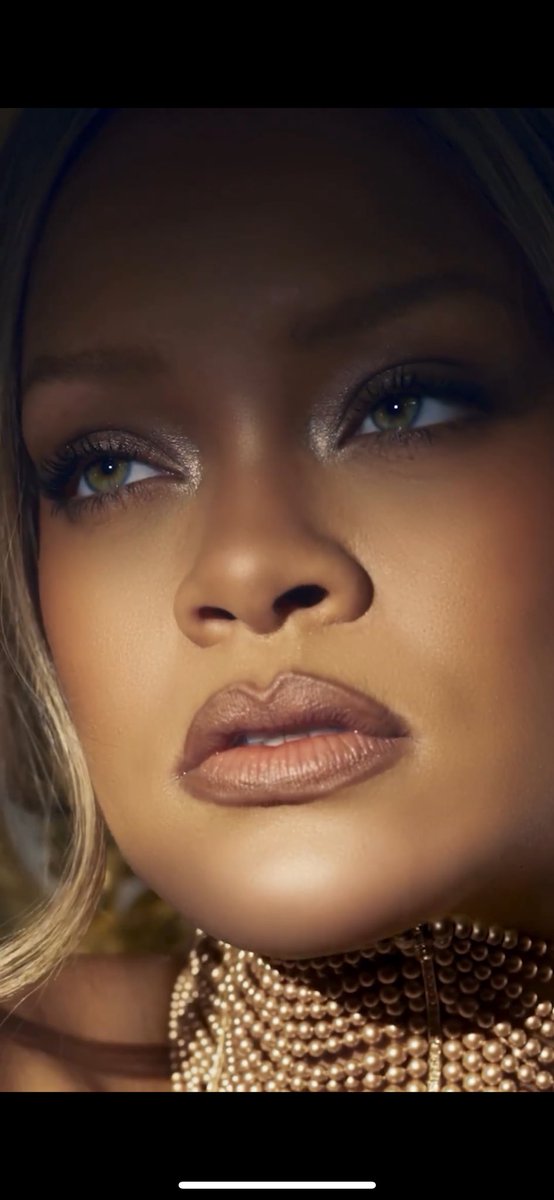 RIHANNA’S FACE CARD NEVER DECLINES MY GOD