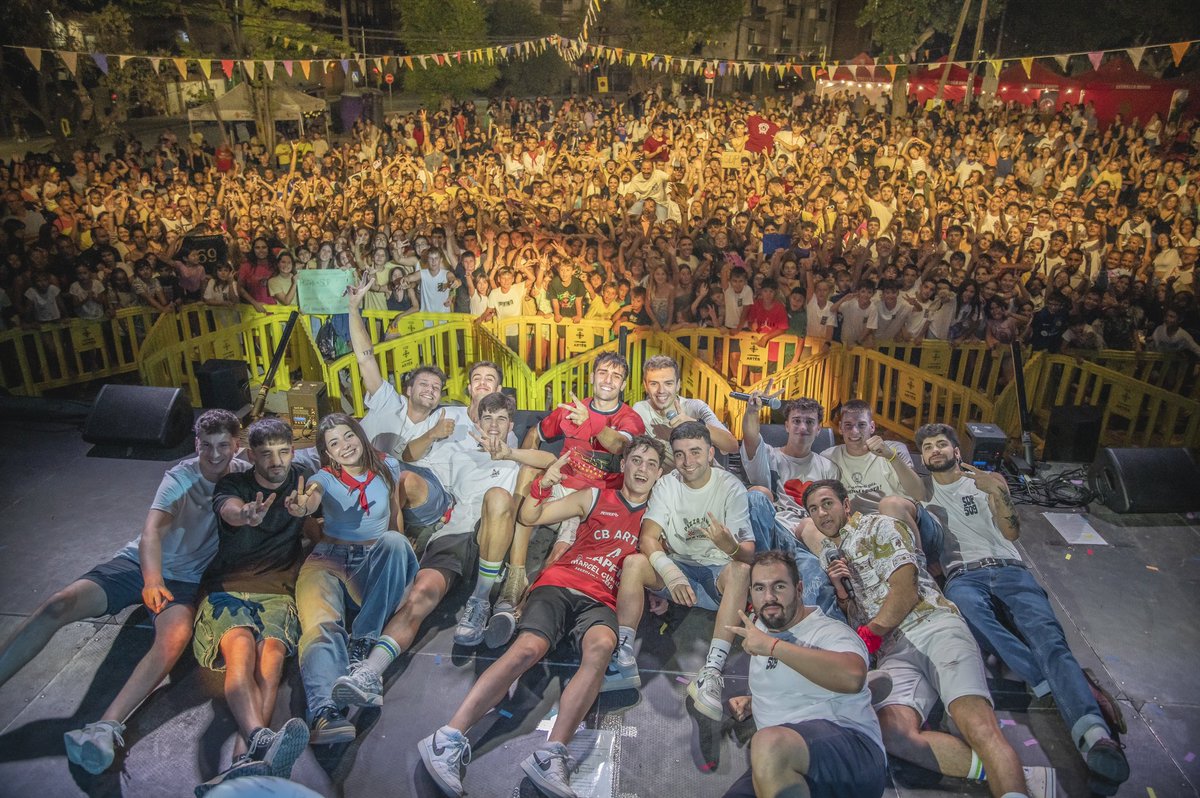 SDP509's tweet photo. Encara estem païnt el que va passar aquest divendres 🤩🎤

Moltíssimes gràcies a tothom qui ho ha fet possible i els que sempre hi sou 🫶🏼🍍

Recordeu que el dia 17 d’aquest mes posem el mode avió amb el nostre primer àlbum 💿✈️😎 https://t.co/Jh2UJTUZjT