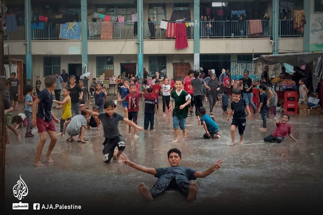 #صورة تظهر فرحة الأطفال النازحين بتساقط الأمطار في أحد مراكز الإيواء بقطاع غزة 
تصوير: سائد ابو نبهان 
#حرب_غزة