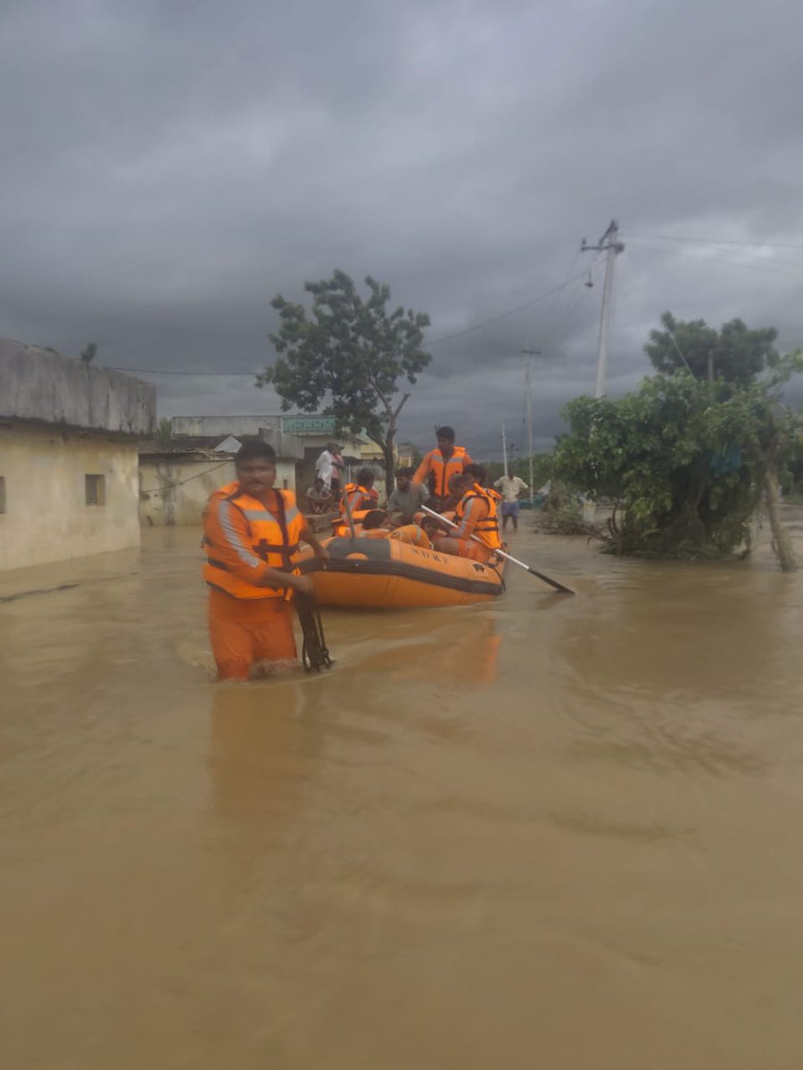 NDRFHQ's tweet image. 🔸Teams are deployed across depression affected states to ensure safety and swift response.

#Committed2Serve #NDRF4U

@HMOIndia
@PIB_India
@PIBHomeAffairs
@pibvijayawada
@PIBHyderabad
@ANI