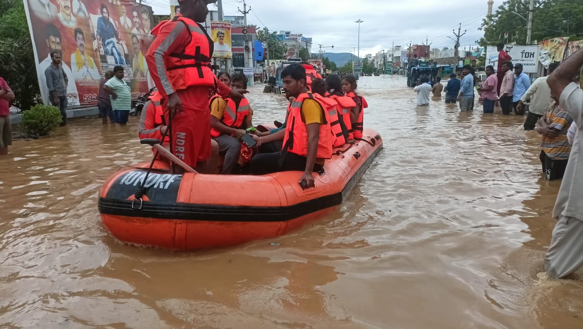 NDRFHQ's tweet image. 🔸Teams are deployed across depression affected states to ensure safety and swift response.

#Committed2Serve #NDRF4U

@HMOIndia
@PIB_India
@PIBHomeAffairs
@pibvijayawada
@PIBHyderabad
@ANI