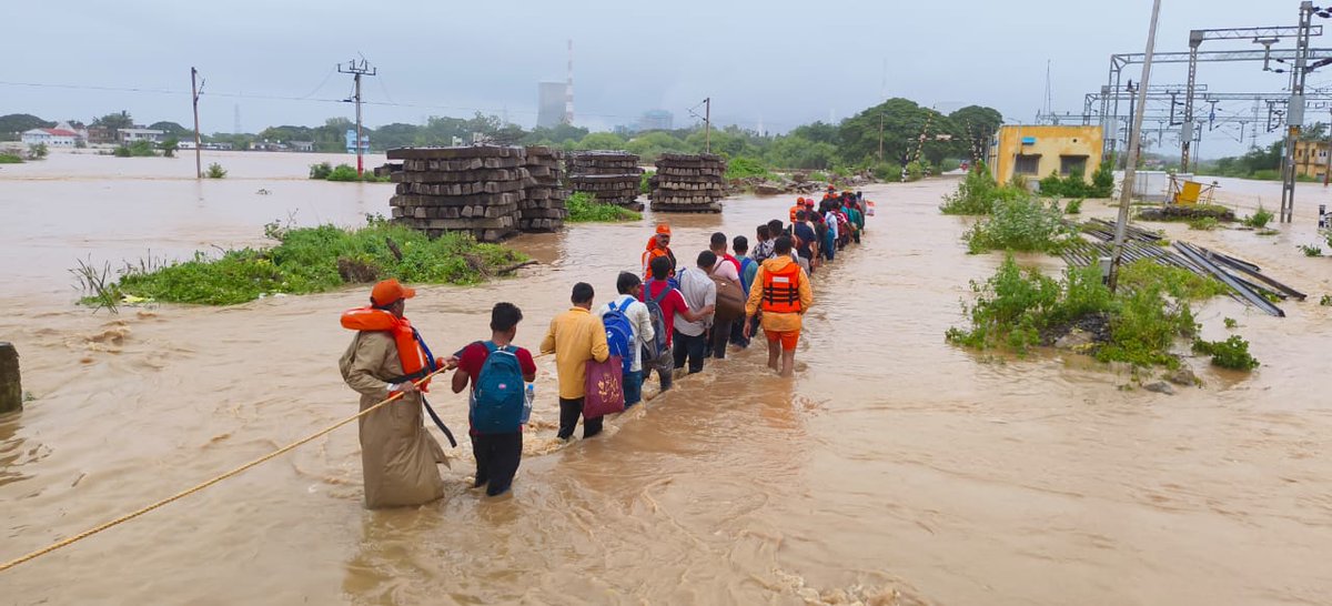 NDRFHQ's tweet image. 🔸Teams are deployed across depression affected states to ensure safety and swift response.

#Committed2Serve #NDRF4U

@HMOIndia
@PIB_India
@PIBHomeAffairs
@pibvijayawada
@PIBHyderabad
@ANI
