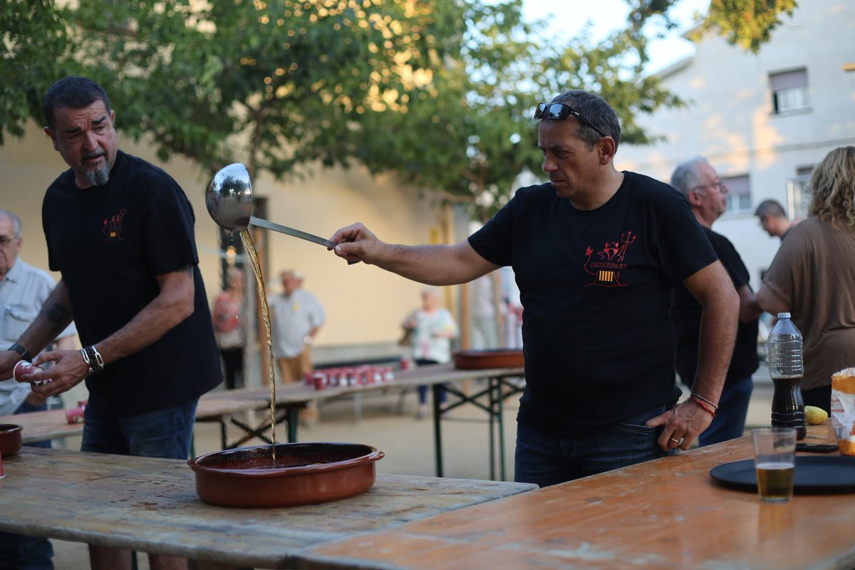 😊🎶 A la plaça de la Vila ja se senten les havaneres de 'Crema Catalana' i 'Els Escamarlans de Palau'. A més, <a href="/DeixeblesDimoni/">Deixebles del Dimoni</a> preparen el rom cremat per amenitzar la jornada! 🍷

#fmpsip #ViulaFestaMajor