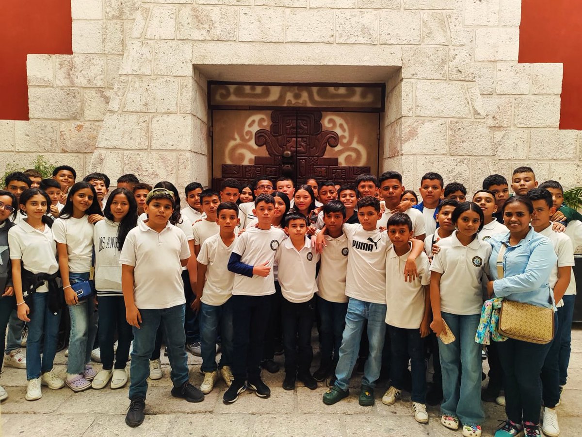 minhonduras's tweet photo. El Instituto técnico Mateo Molina recorriendo el arte y la historia de Honduras y el mundo ✨
Gracias por visitarnos, esperamos recibirlos nuevamente 🙌🏽
#Recorridos #EduMIN #NuestroMuseo #TuMuseo #MINHonduras https://t.co/mMhRONQWOM
