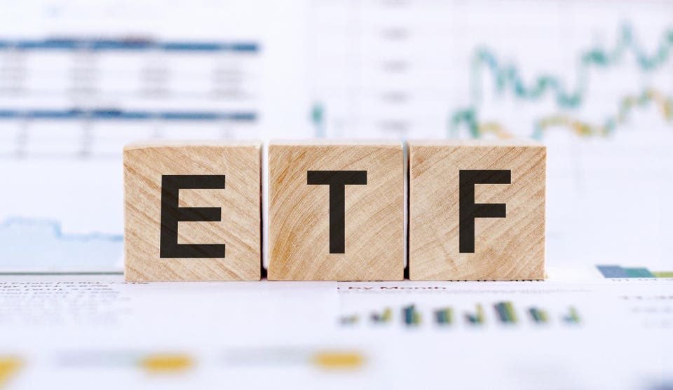 s_usa2001's tweet photo. 📌قائمتنا الليلة للمهتمين في صناديق المؤشرات المتداولة #ETFs 
هنا 7️⃣  صناديق تعطي #توزيعات شهرية

الرمز $PGX  
العائد 5.86%
الإغلاق: $11.99

الرمز  $TLTW  
العائد 15.32%
الإغلاق: $26.66

الرمز  $JEPQ    
العائد  9.21%
الإغلاق: $54.08

الرمز $HYBL  
العائد 8.18%
الإغلاق: $28.52

الرمز $JEPI     
العائد  7.02%
الإغلاق: $58.83

الرمز $PEY  
العائد 4.69%
الإغلاق: $21.80

الرمز $SPLV  
العائد  2.05%
الإغلاق: $71.10

#السوق_الامريكي_بالعربي