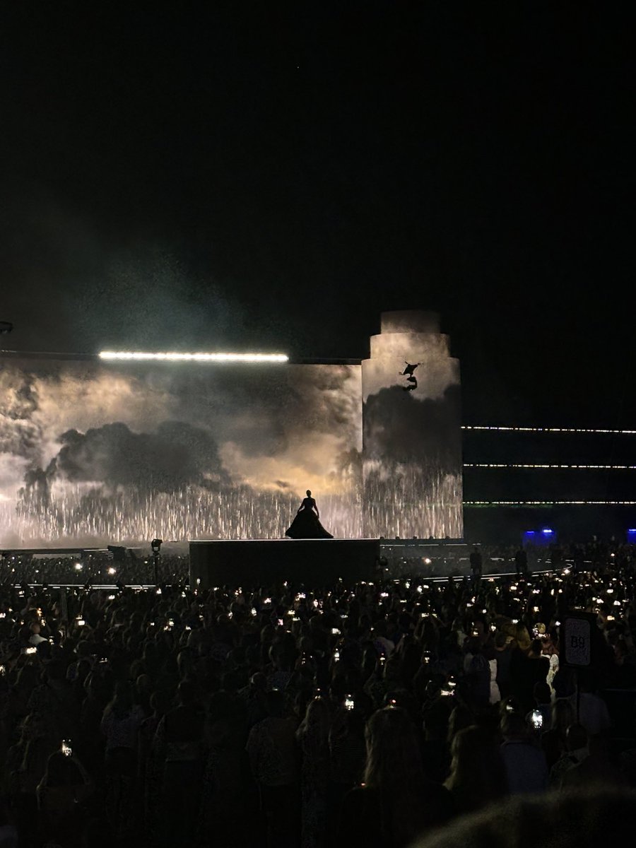 saw adele august 30🪐 tweet media