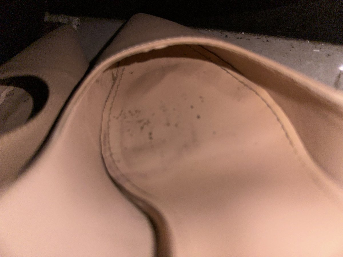 门口有两双高跟鞋 脚泥满满 还有些温度  应该是刚回家 而且女主怕鞋太臭所以把鞋放外卖 这不就等着被保养呢吗  #扫楼 #射鞋 #原味 https://t.co/7OP0HnZ97s