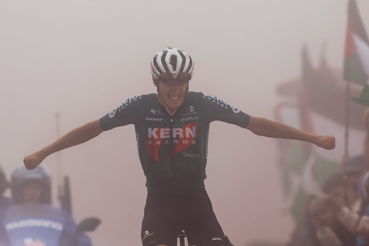 10juanmorales's tweet photo. Pablo Castrillo, el ciclista con capa de la Vuelta a España: El colosal ciclista del Kern Pharma repite triunfo de etapa al tiempo que Roglic sigue recortando segundos con el líder O’Connor https://t.co/w6dmNEQ9fz https://t.co/3Uf24VOSoO
