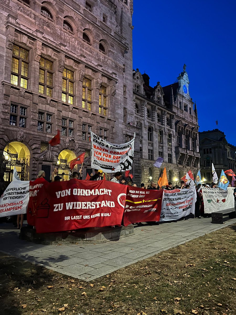 mephisto 97.6 (@mephisto976) on Twitter photo Das Antifaschistisches Aktionsnetzwerk Leipzig nimmt Platz (<a href="/platznehmen/">Leipzig nimmt Platz</a>) und Omas gegen Rechts (<a href="/OmasGegRechtsLE/">Omas* Gegen Rechts Leipzig 🌈🦄🏳️🌈</a>) riefen zu einer Demonstration am #Wahlabend auf. Zwei Gruppen trafen sich jeweils am Rabet und am Felsenkeller und liefen von dort zum Neuen Rathaus. |Foto: Hoffmann Das Antifaschistisches Aktionsnetzwerk Leipzig nimmt Platz (<a href="/platznehmen/">Leipzig nimmt Platz</a>) und Omas gegen Rechts (<a href="/OmasGegRechtsLE/">Omas* Gegen Rechts Leipzig 🌈🦄🏳️🌈</a>) riefen zu einer Demonstration am #Wahlabend auf. Zwei Gruppen trafen sich jeweils am Rabet und am Felsenkeller und liefen von dort zum Neuen Rathaus. |Foto: Hoffmann